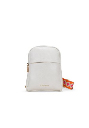 Mochila de cuero blanco con una parte superior redondeada, cierre de cremallera y una correa naranja con estampado que presenta acentos rosas. Detalle de hardware dorado en la cremallera.