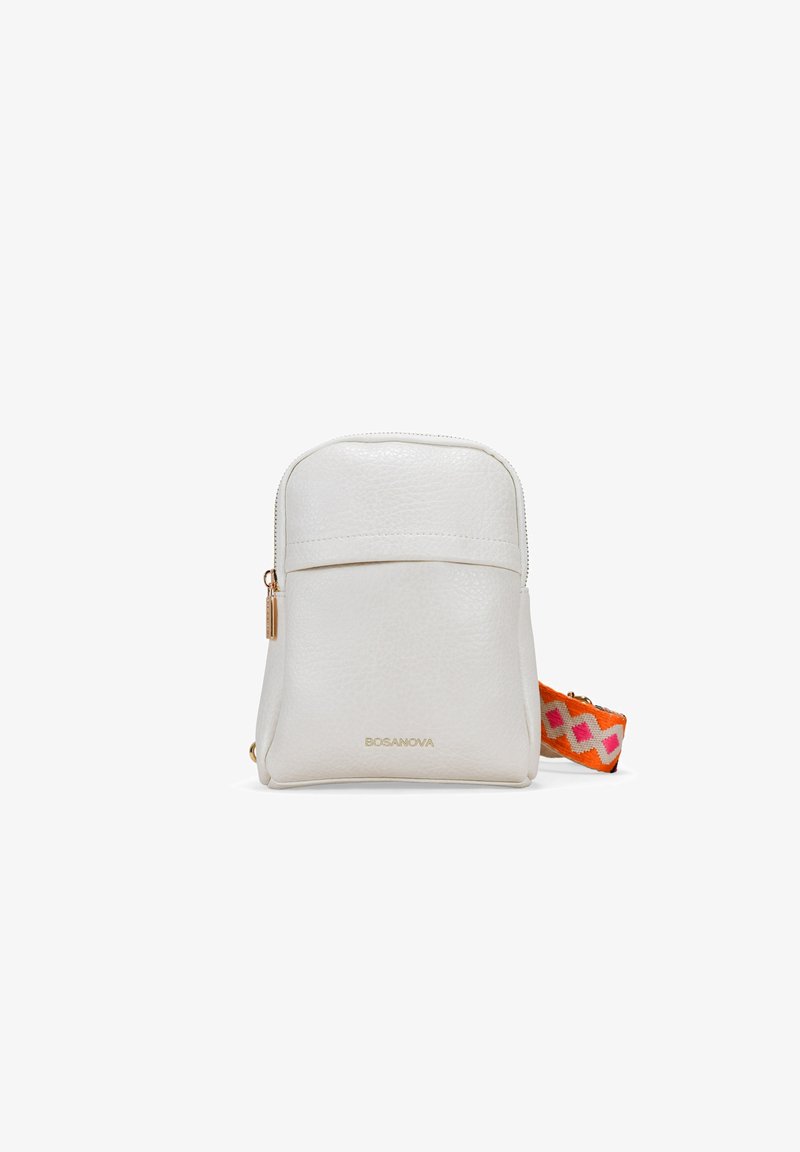 Mochila de cuero blanco con una parte superior redondeada, cierre de cremallera y una correa naranja con estampado que presenta acentos rosas. Detalle de hardware dorado en la cremallera.