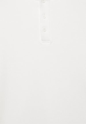 Wit poloshirt met een geknoopte plooi met drie bijpassende witte knopen, gecentreerd op een effen achtergrond.