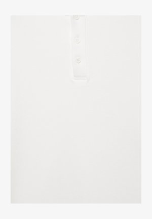 Wit poloshirt met een geknoopte plooi met drie bijpassende witte knopen, gecentreerd op een effen achtergrond.