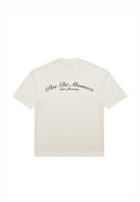 Off-white T-shirt met zwarte cursieve tekst "Pas Dé Monacò Deo Juvante" gecentreerd op de achterkant onder de neklijn.