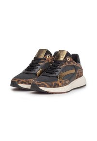 Czarne sneakersy w panterkę z złotymi akcentami, wykonane z teksturowanej siateczki i zamszu, z czarnymi sznurówkami i gumową podeszwą.