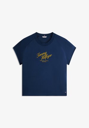 Tengerészkék rövid ujjú póló sárga "Tommy Hilfiger American Classics New York City" felirattal az elején.