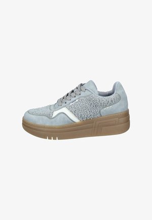 Lichtgrijze sneaker met suède en een bovenwerk van gestructureerde stof, witte zijstreep en dikke tan rubberen zool. De veters passen bij de kleur van de schoen.