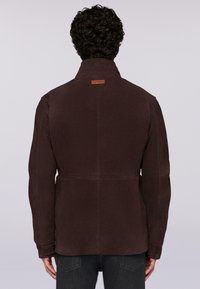 Giacca marrone, strutturata, con colletto alto, caratterizzata da un accento in pelle al collo e design a taglio dritto. Visualizzazione dal retro.