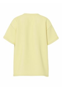 Απλό, ανοιχτόκίτρινο, υπερμεγέθους κοντομάνικο μπλουζάκι, εμφανιζόμενο από πίσω, με ραφές ώμων που πέφτουν χαμηλά και στρογγυλή λαιμόκοψη.