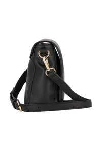 Borsa a tracolla in pelle nera con finitura texturizzata, dotata di accessori in tonalità oro e tracolla regolabile. Forma arrotondata.