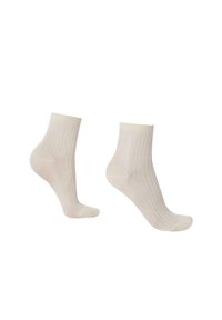 Lys beige ribbede sokker med en design til midt på læggen, der har en blød tekstur og forstærkede hæl- og tåområder.