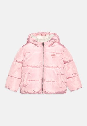 Veste matelassée pour enfants de couleur rose clair avec capuche, fermeture éclair à l'avant, deux poches, et doublure en polaire blanche à l'intérieur de la capuche.