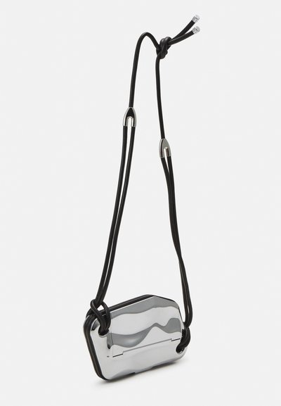 Pungă rectangulară metalică cu o suprafață lucioasă, curea din piele neagră, design legat și accente hardware de culoare argintie.