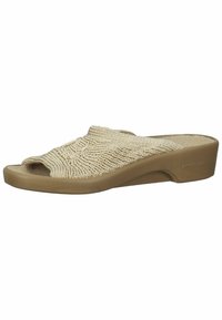 Sandalo beige slip-on con punta aperta, tomaia tessuta texture, e soletta imbottita. Presenta un tacco a zeppa leggero e una suola in gomma liscia.