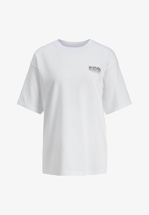 Camiseta de algodón blanca de manga corta, con cuello redondo y un logotipo impreso en negro en la parte superior izquierda. Diseño simple y casual.