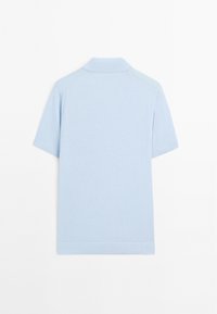 Světle modré polo tričko s krátkým rukávem, ribbed límcem a spodním lemem, vyrobené z měkké bavlny. Má hladkou texturu a čistý design.