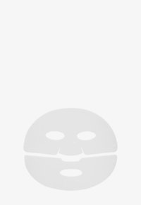 Biała maska na twarz w formie płachty z wycięciami na oczy i usta. Gładka, płaska tekstura z zaokrąglonymi krawędziami, zaprojektowana do stosowania w pielęgnacji skóry.