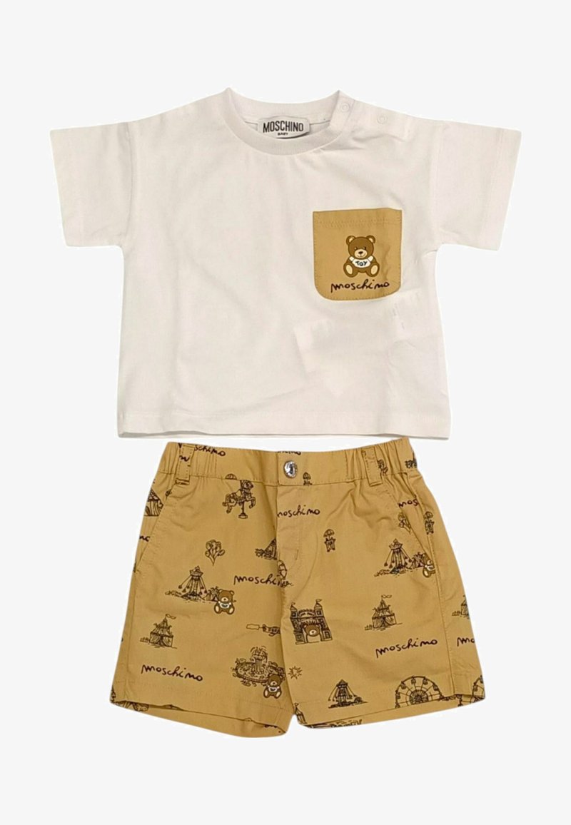 Witte katoenen t-shirt met een beige berenzak. Bijpassende beige shorts met zwarte fantasietekening en een drukknoopsluiting aan de voorkant.