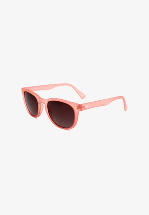 Occhiali da sole rosa traslucidi con lenti a gradiente scuro e una montatura rettangolare leggermente arrotondata su sfondo bianco.