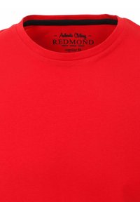 Rød bomulds t-shirt med rund hals, der har en glat tekstur og et mærke, der siger "Authentic Clothing REDMOND regular fit."