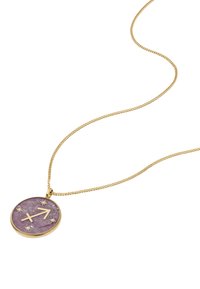 Collana dorata con un pendente rotondo che presenta una pietra di colore viola chiaro, un simbolo di freccia inciso e piccole stelle decorative lungo il bordo.