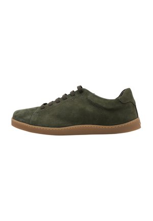 Zapatilla verde de ante con suela de goma marrón, puntera redondeada, cierre de cordones y diseño minimalista que presenta costuras en los laterales.