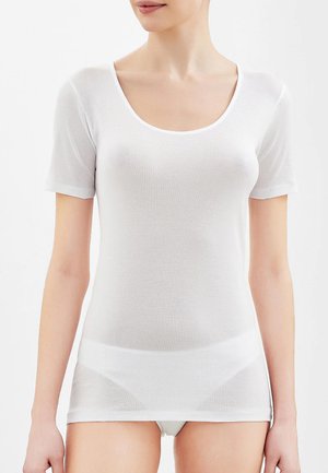 Top bianco a maniche corte con scollatura a barca. Realizzato in un tessuto leggero e semi-trasparente, presenta una superficie liscia e una silhouette aderente.