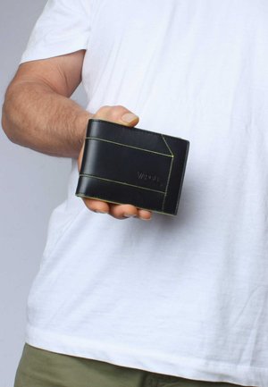 Portafoglio in pelle nera con cucitura verde, di forma rettangolare, dotato di logo impresso e di una tasca per carte sul davanti.