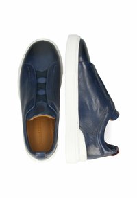 Blå läderslip-on skor med en vit gummisula, strukturerad yta, elastiska remmar och rund tådesign. Inuti har de en beige foder.