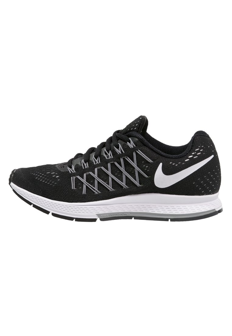 Baskets de course noires avec une tige en mesh, semelle blanche et lacets gris. Présente un logo Nike bien visible et des motifs texturés sur la tige.