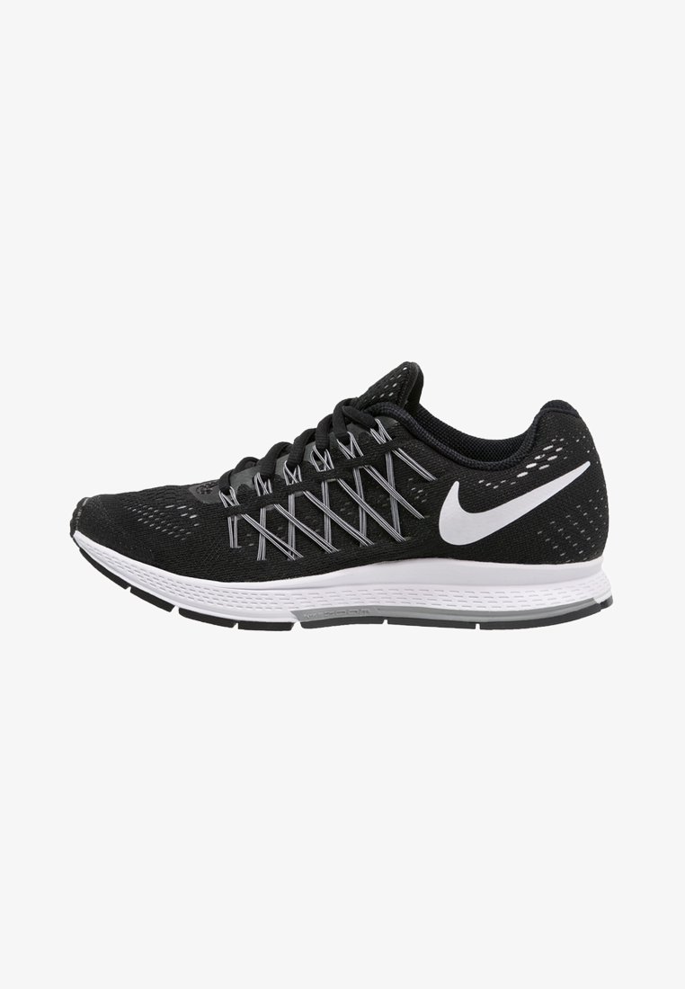 Baskets de course noires avec une tige en mesh, semelle blanche et lacets gris. Présente un logo Nike bien visible et des motifs texturés sur la tige.