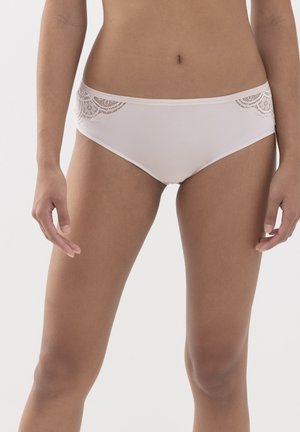 Helle beigefarbene Baumwollslips mit Spitzenbesatz an den Hüften, die eine glatte Textur und ein klassisches Briefdesign aufweisen.