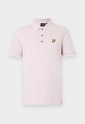 Polo majica u svijetlo ružičastom pamuku s tri gumba, bijelim detaljima na ovratniku i rukavima te žutim logotipom leptira na prsima.