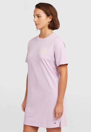 Lichtpaars katoenen jurk met korte mouwen en een ronde hals. Voorzien van een zonafbeelding op de borst en zijsplits bij de zoom.