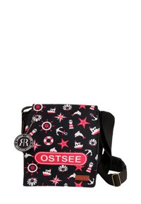 Schwarze Stoff-Umhängetasche verziert mit bunten maritimen Motiven: Leuchttürme, Delfine, Anker und Sterne. Mit verstellbarem Schultergurt und Logoschild.