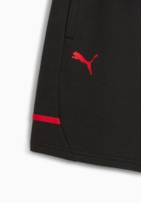 Pantalones cortos deportivos negros con el logo rojo de Puma y una franja de acento roja en el costado. Hechos de una tela suave con una textura lisa.