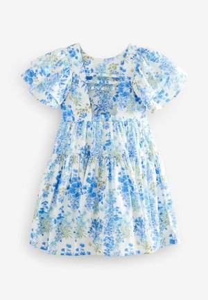 Kwiatowa sukienka w jasnoniebieskim i białym kolorze, z bufiastymi rękawami, kwadratowym dekoltem oraz marszczonym materiałem i warstwową spódnicą.