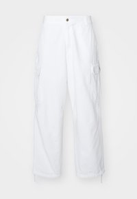 Pantalons cargo blancs à coupe ample, dotés de poches latérales, de hems à cordon de serrage et d'une fermeture à bouton avant. Fabriqués en tissu en coton durable.