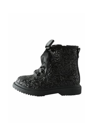 Sort ankelstøvle dækket med glitter med tyk gummisål og brede satin snørebånd bundet i en sløjfe på siden.