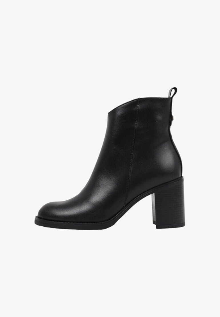 Botte noire à la cheville en cuir lisse, avec un bout arrondi, une fermeture éclair à l'arrière et un talon épais et texturé.