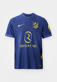 Blauw sportshirt met een gestructureerd ontwerp, gele accenten en sponsorlogo's. Heeft korte mouwen en een v-hals. Teamembleem op de borst.