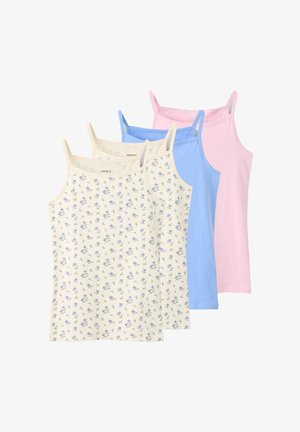 Drei Mädchencamisoles mit dünnen Trägern, zwei cremefarben mit blauem Blumenmuster, eine einfarbig blau, eine einfarbig rosa, übereinandergelegt und auf Weiß präsentiert.