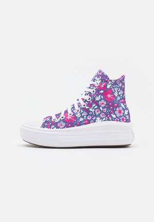 Højtop-sneakers med tyk hvid sål, hvide snørebånd og blåt stof dækket af pink og hvide blomsterprint.