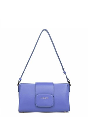 Borsa a tracolla in pelle viola con chiusura a patta, cinturino regolabile e dettaglio logo metallico. Forma rettangolare con texture liscia.