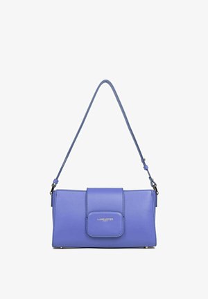 Sac à main en cuir violet avec une fermeture à rabat, une bandoulière réglable et un détail de logo métallique. Forme rectangulaire avec une texture lisse.
