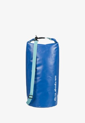 Blaues wasserdichtes Trockenbag mit strukturierten Oberfläche, verstellbarem Aqua-Tragegurt und schwarzem Schnallenverschluss; zeigt das Quiksilver-Logo in Weiß an der Seite.