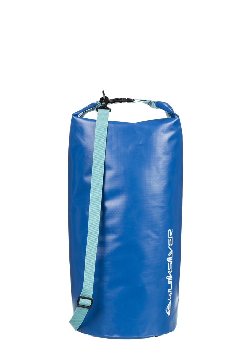 Sininen vedenpitävä kuivapussi, jossa on karkea pinta, säädettävä akvansiniset hihna ja musta solki; sivulla on valkoinen Quiksilver-logo.