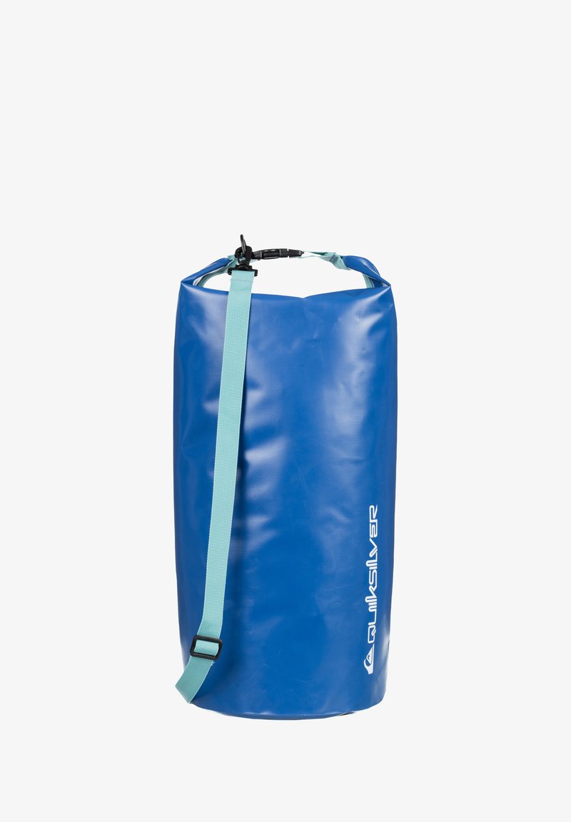 Sininen vedenpitävä kuivapussi, jossa on karkea pinta, säädettävä akvansiniset hihna ja musta solki; sivulla on valkoinen Quiksilver-logo.