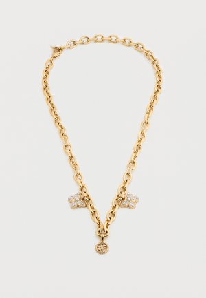 Gouden ketting met twee bloemhanger bedekt met kristallen en een kleine ronde hanger met een monogram detail.