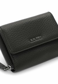 Portafoglio in pelle nera con finitura testurizzata, chiusura con zip e accessori in metallo argentato con il nome del marchio "SURI FREY." Design compatto.