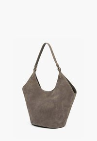 Sac à épaule en daim gris discret, avec une texture douce, une forme courbée et une seule sangle réglable avec un détail de nœud.