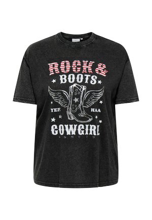 Una camiseta negra deslavada con el texto "Rock & Boots Cowgirl", un gráfico de bota de vaquero alada, y estrellas con acentos en blanco y rojo.