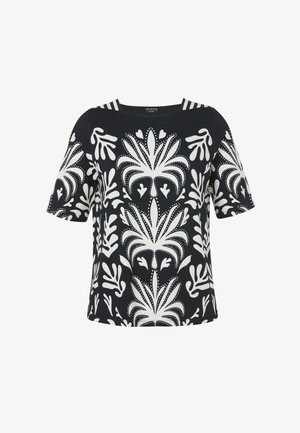 Haut noir à manches courtes avec motifs floraux et feuillage abstraits blancs audacieux, col rond avec deux rayures blanches au dos.
